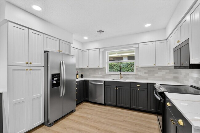 Building Photo - 1221 Singer Dr