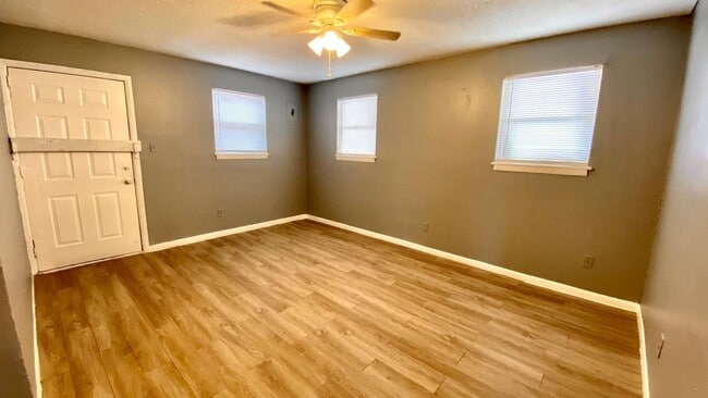 Building Photo - $0 First Month's Rent / $0 Deposit at Move-in