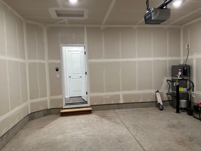 Building Photo - Newer single level 3-bedroom 2 bath house in Springfield!
