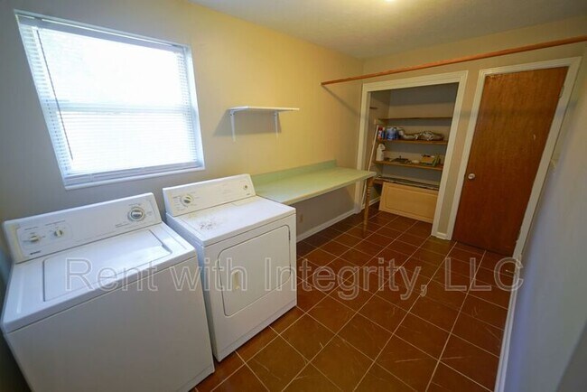 Building Photo - 1804 Skyland Dr