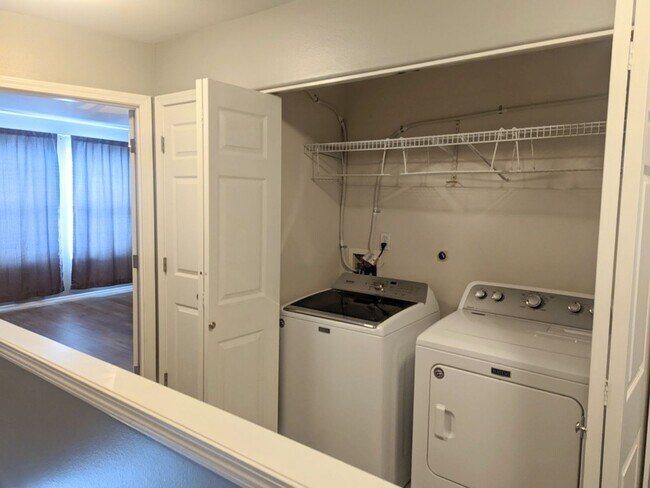 Building Photo - Beautiful Beaverton Townhouse Available Now!