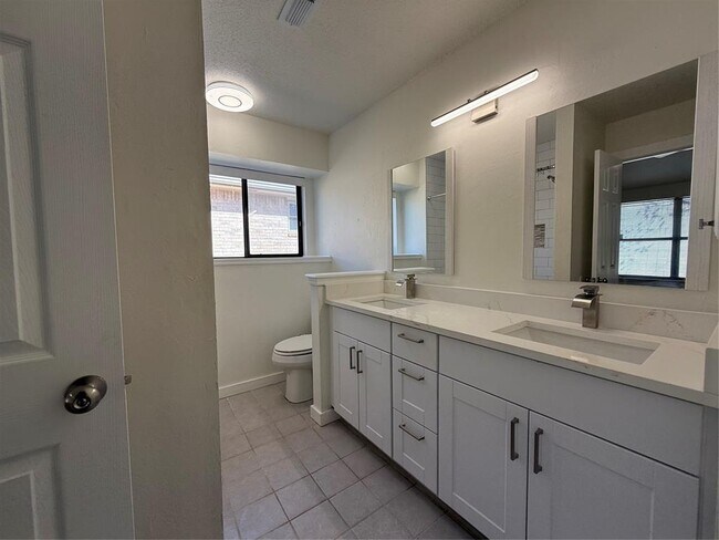 Building Photo - 2009 Dena Dr