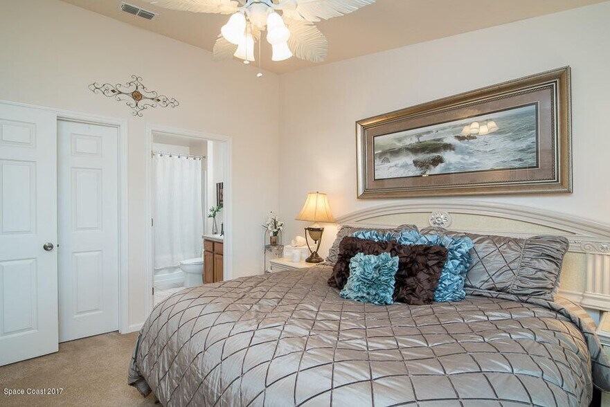 Master Bedroom / Ensuite Bath - 4590 Radiant Way
