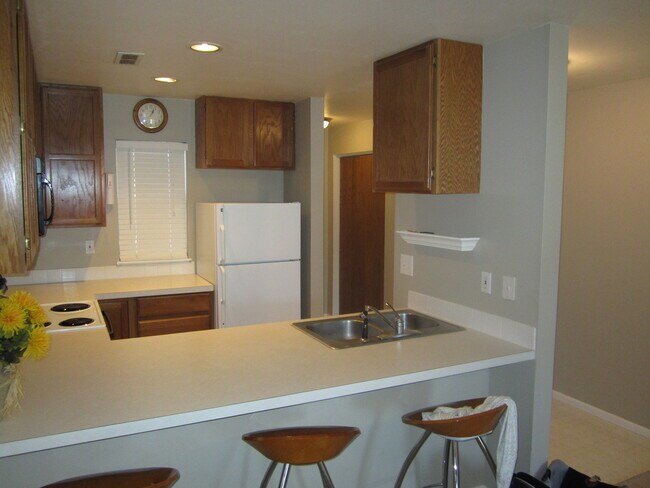 Building Photo - Beautiful 2 Bedroom, 1 Bathroom Condo Freshly Painted and New Carpet by Horsetooth Reservoir in F...