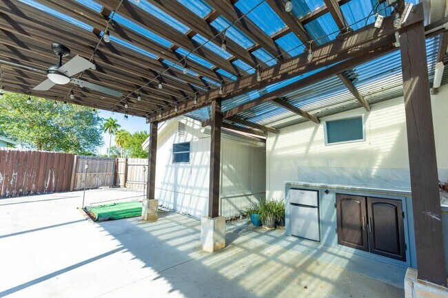 Building Photo - 5763 Purdy Ln