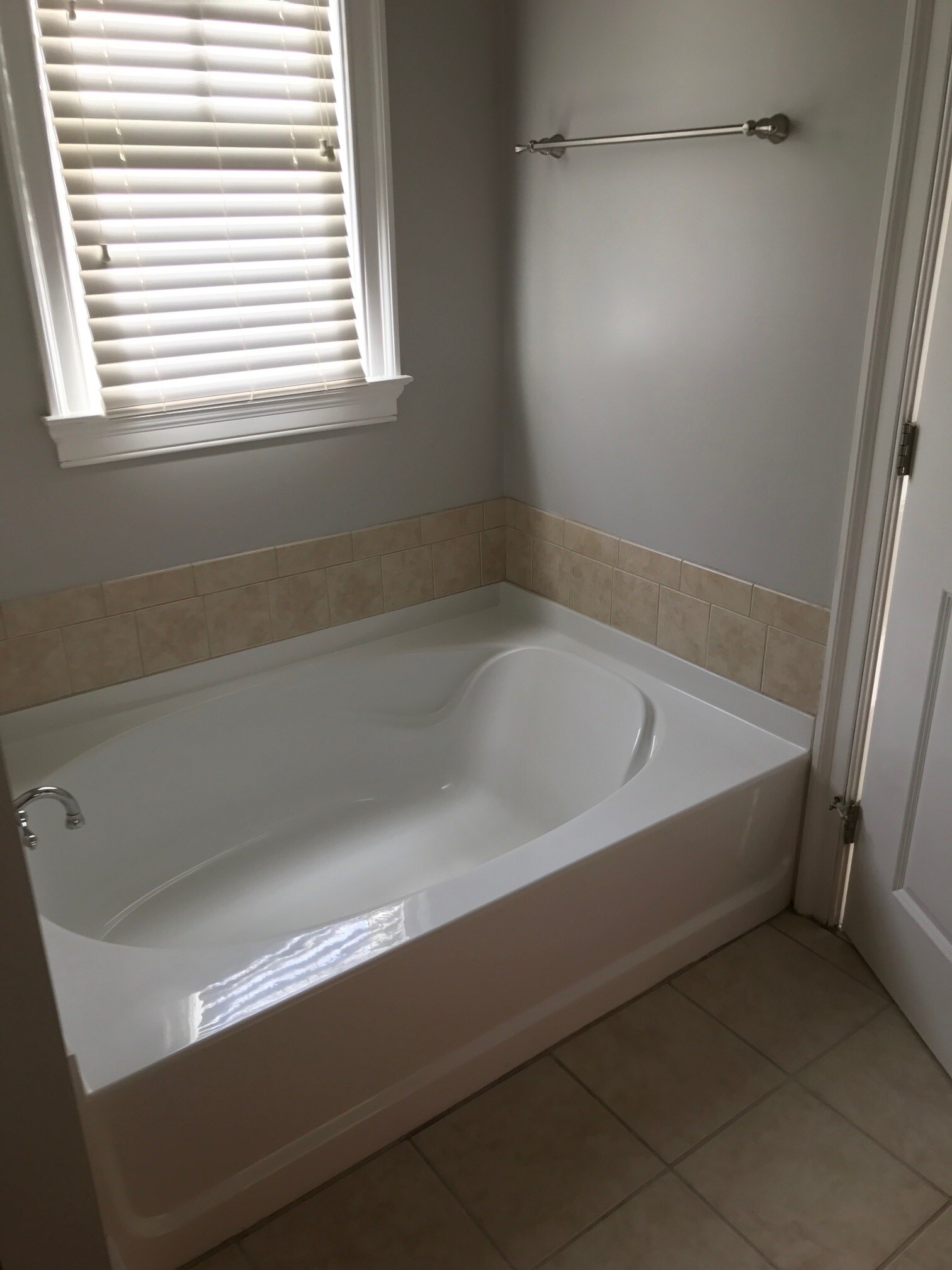 Master Bathroom Bathtub - 3127 Long Boulevard