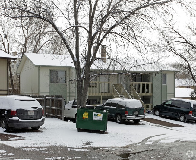Primary Photo - 831 Bennett Ave