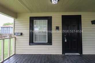 Building Photo - N Rosedale Ave Triplex