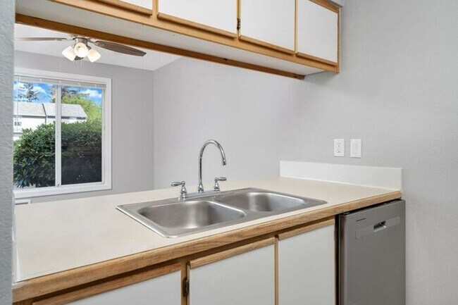 Building Photo - 2 bedroom unit. Pets OK! Lots of upgrades! Full size washer and dryer in every unit!!