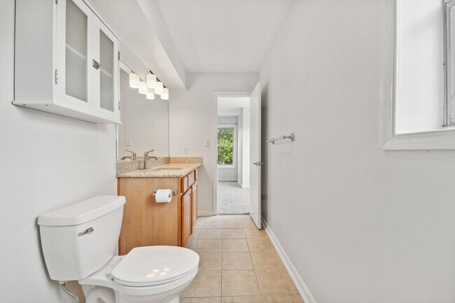 Building Photo - Beautiful 2-bedroom condo!