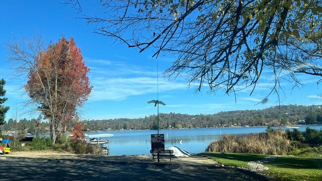 Building Photo - 12003 Lakeshore S