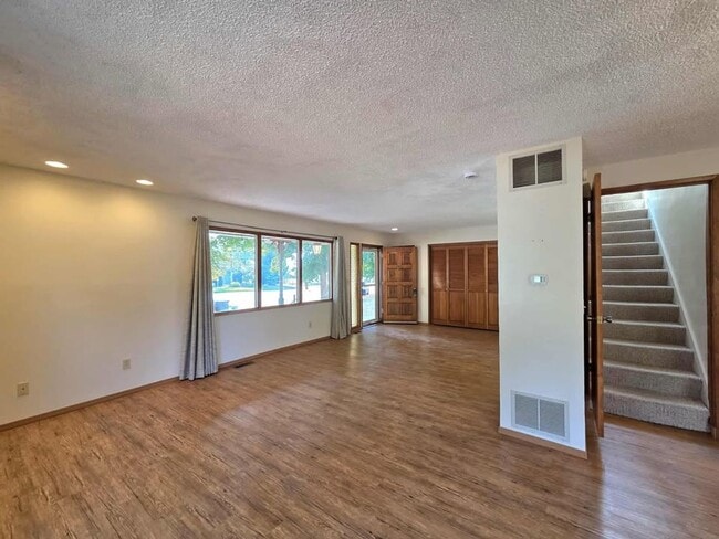 Building Photo - Large 4 Bedroom 2 Bath in Quaint Waterville