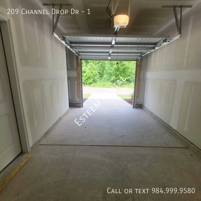 Building Photo - 209 Channel Drop Dr