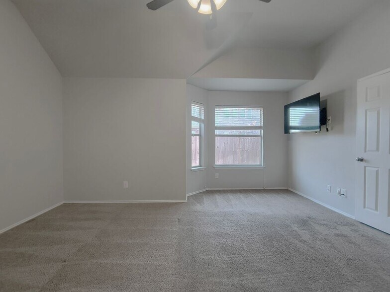Building Photo - 824 Lake Grove Dr