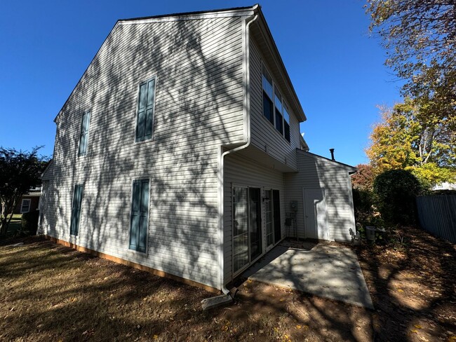 Building Photo - End Unit Townhome in Willowmere, Right out...