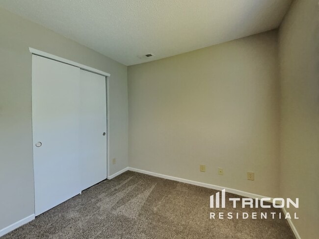 Building Photo - 8902 Hosta Way