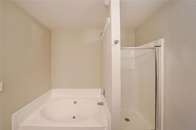 Building Photo - 2062 Lakeshore Overlook Dr