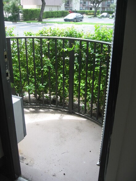 Building Photo - 2771 Riverside Dr