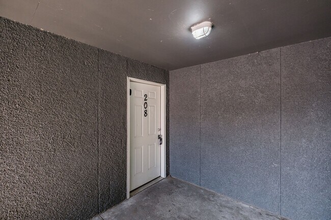 Building Photo - Beautiful 2 Bed, 1 Bath Second Floor Apartment Near Downtown Albany!