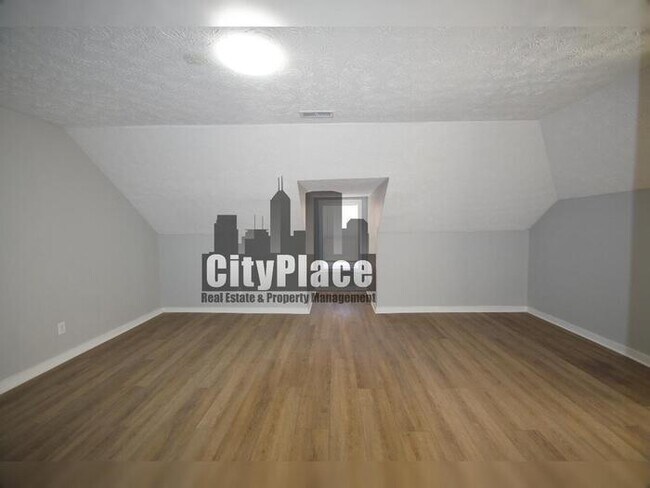 Building Photo - 2224 N Kenwood Ave
