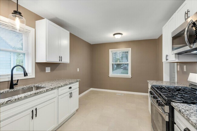 Building Photo - 416 N Kenwood Ave