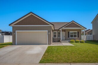 Building Photo - 3 bed 2 bath Crown Pointe Neighborhood with A/C