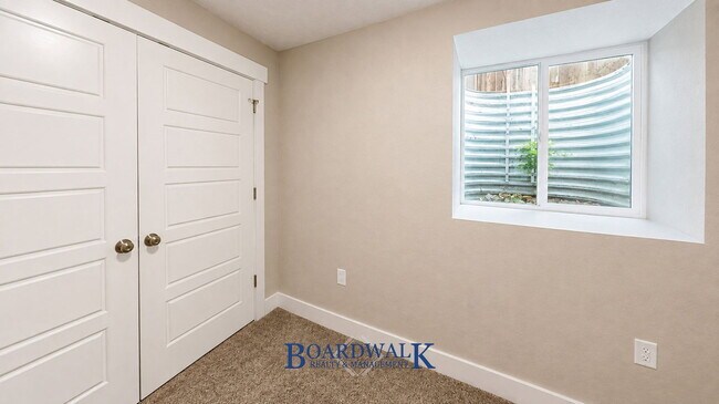 Building Photo - 555 S 900 E