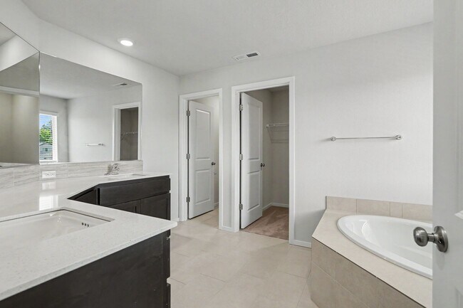 Building Photo - 4 Bed (plus BONUS ROOM), 2.5 Bath Newer Home in NE Salem