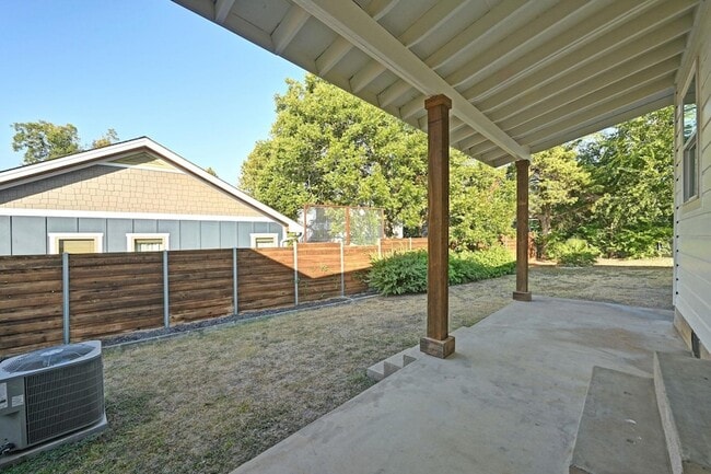 Building Photo - 1900 Cedar Ave