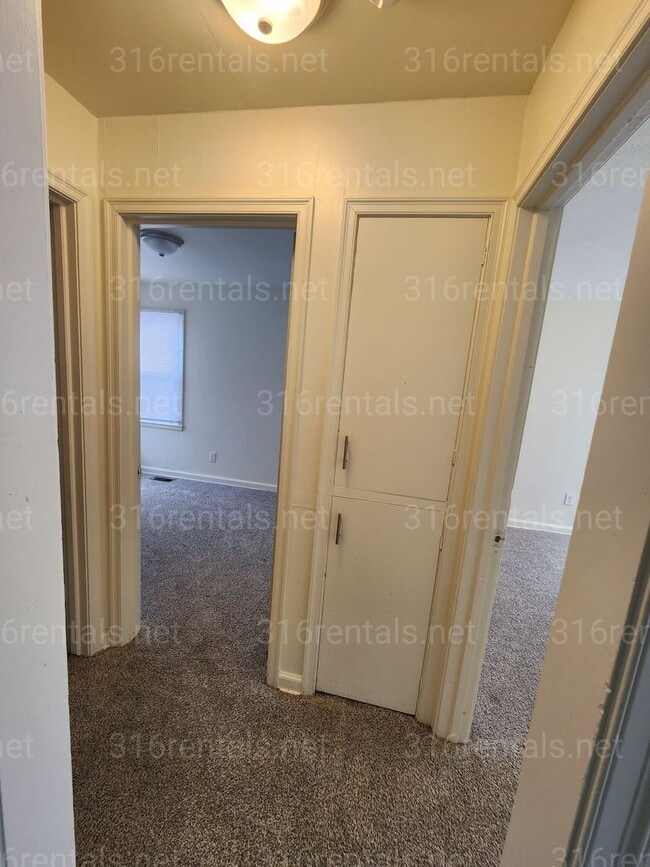 Building Photo - $1,050- 3 bedroom/ 1 bathroom - Single Family Home