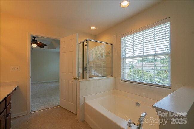 Building Photo - 6021 Queens Walk Ct