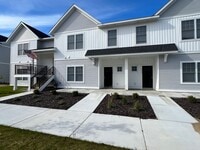 Building Photo - 4 Bed 2.5 Bath Townhome