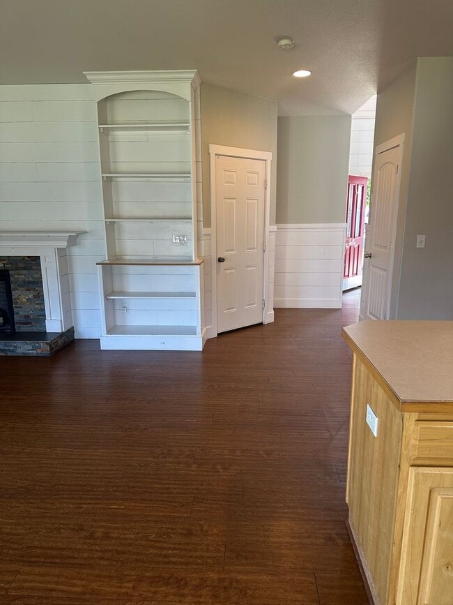 Building Photo - Extra Large Home For Rent, 4 Bedrooms! NEW...