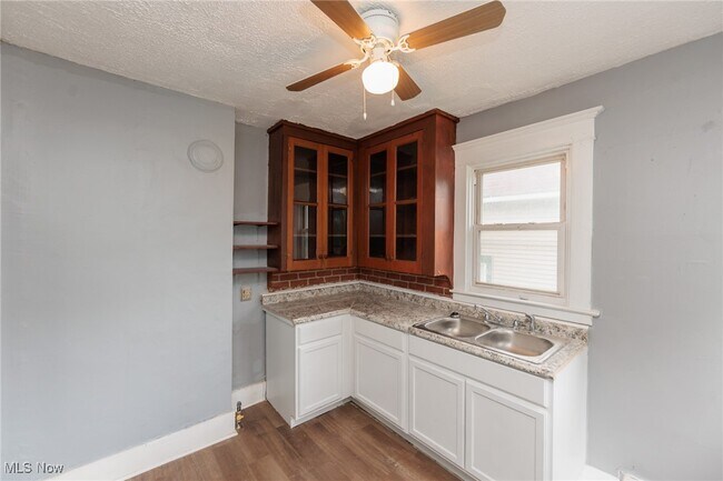 Building Photo - 1226 W Erie Ave