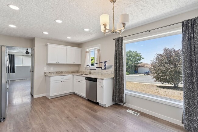 Building Photo - Updated North Ogden 4 Bedroom 2 Bathroom Home!