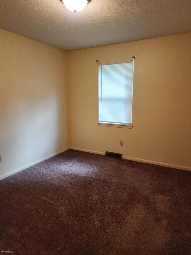 Building Photo - 3 br, 1.5 bath Duplex - 8 Hawthorne Place 10