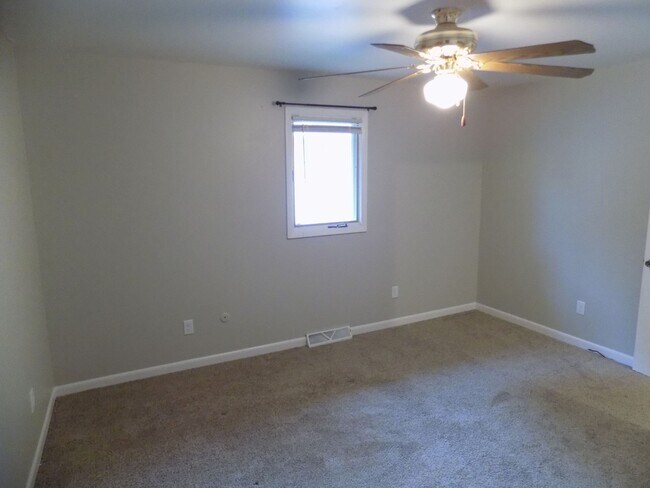 Building Photo - 534 E 17th St