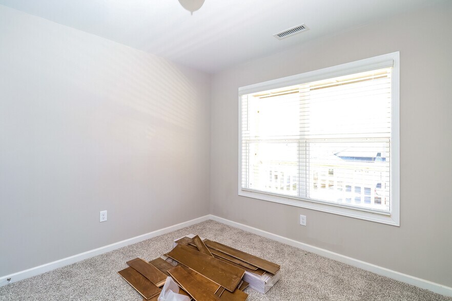 Building Photo - 408 Little Sycamore Ln