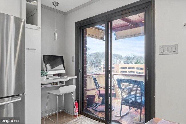 Building Photo - 1593 N Colonial Terrace