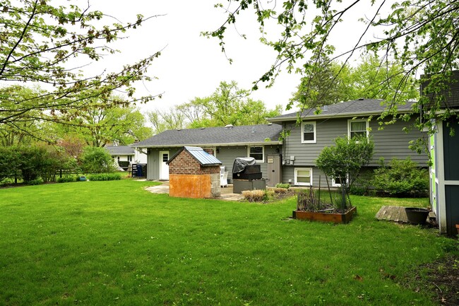 Building Photo - 211 Sandalwood Dr