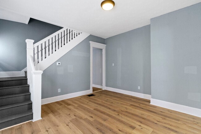 Building Photo - 17 E Parkview Ave