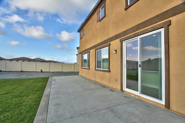 Building Photo - 5 BEDROOMS SOLAR AUDIE MURPHY RANCH