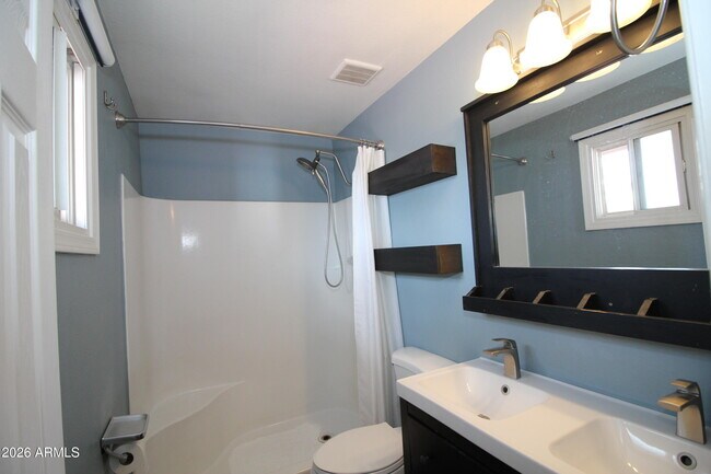 Building Photo - 1924 E Fremont Dr