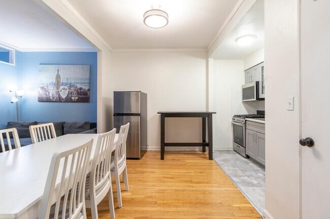 Building Photo - 340 E 80th St