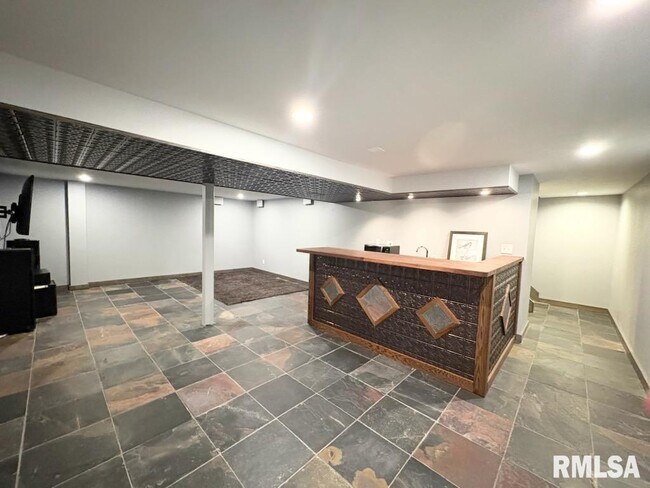 Building Photo - 6891 N Fox Point Dr