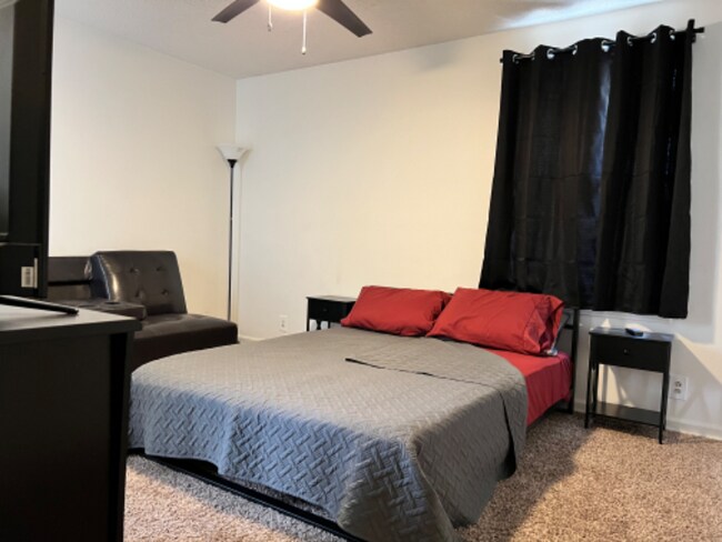 Building Photo - 810 Hillmore Dr