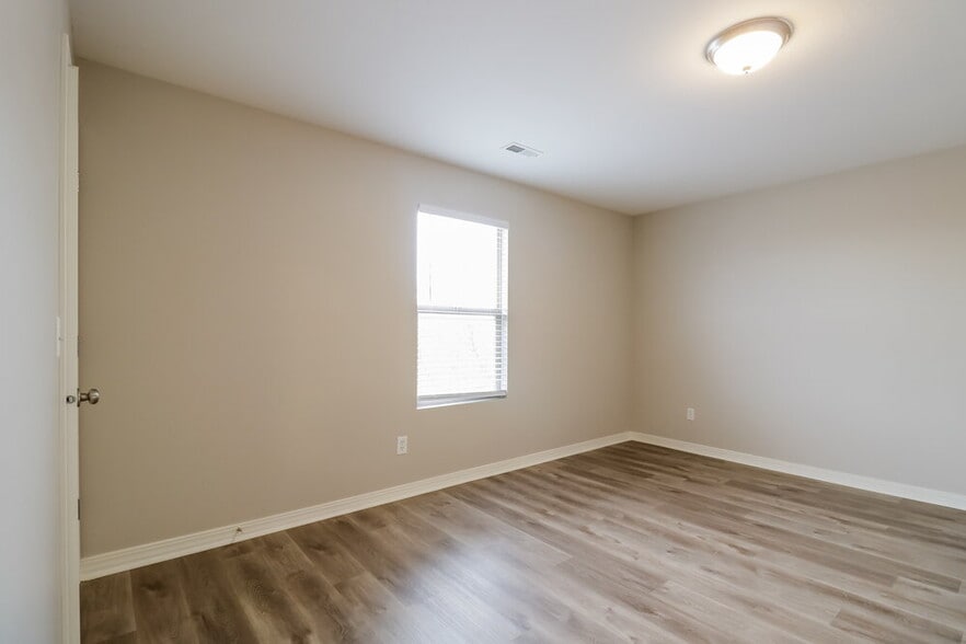 Building Photo - 558 Wellington Dr