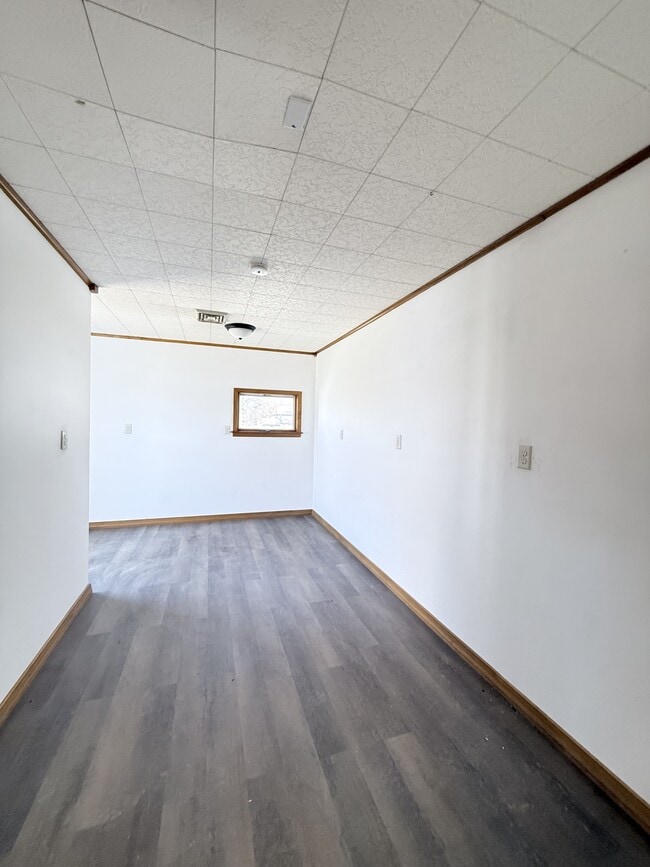 Building Photo - 272 River Rd