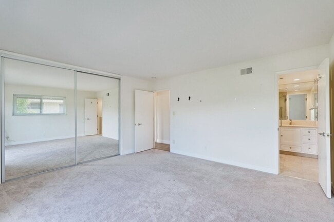 Building Photo - Top floor 2 Bed 2 Bath Condo in Los Altos!