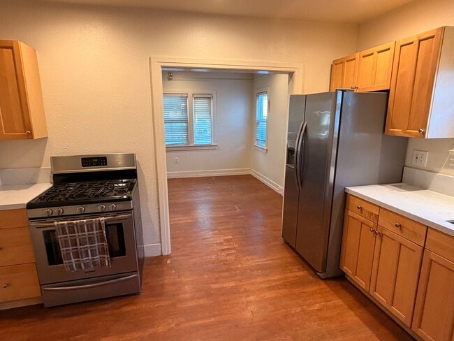 Building Photo - Cute home in Ventura Avenues includes garage for storage and a parking spot